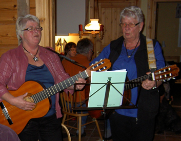 Anita-och-Monica-leder-allsaangen.JPG
